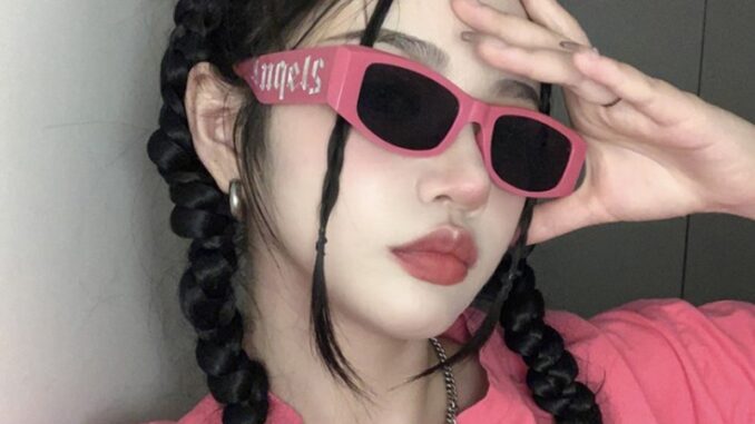 [fashionapple] แว่นตากันแดดแฟชั่น กรอบสีดํา ลายตัวอักษร สไตล์พังก์ ฮิปฮอป สําหรับผู้หญิง ผู้ชาย พร้อมส่ง