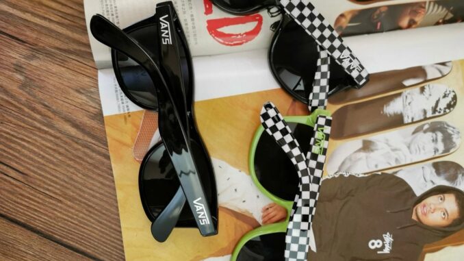 สินค้าอินเทรนด์!Vans ของแท้ แว่นกันแดด วัดตรวจสอบได้ สีดํา สีขาว สําหรับคู่รัก สเก็ตบอร์ด