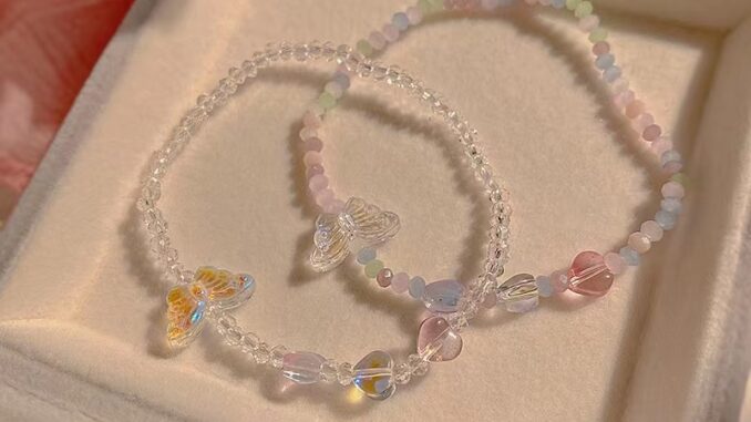 【XINYIA】สร้อยข้อมือ ลูกปัดคริสตัล ผีเสื้อ หลากสี ออกแบบเฉพาะ แฟนสาว ฤดูร้อน สําหรับผู้หญิง 2024