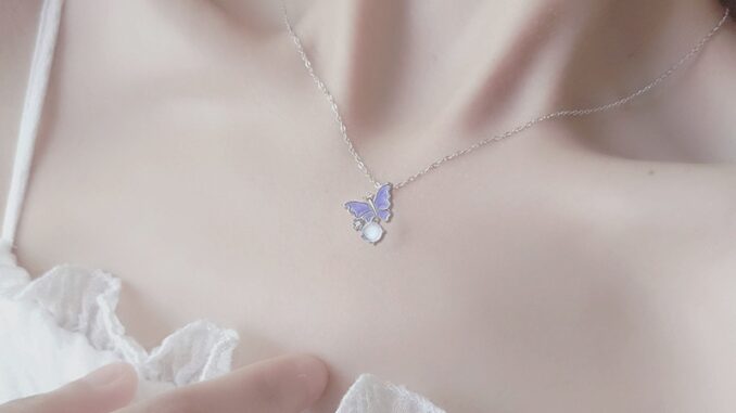 สร้อยคอ จี้ผีเสื้อ สีม่วง ขนาดเล็ก สไตล์เกาหลี สําหรับผู้หญิง