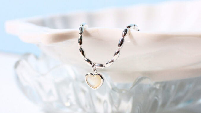 earika.earrings - seashell soul bracelet สร้อยข้อมือรูปหัวใจสีขาว เงินแท้ เหมาะสำหรับคนแพ้ง่าย