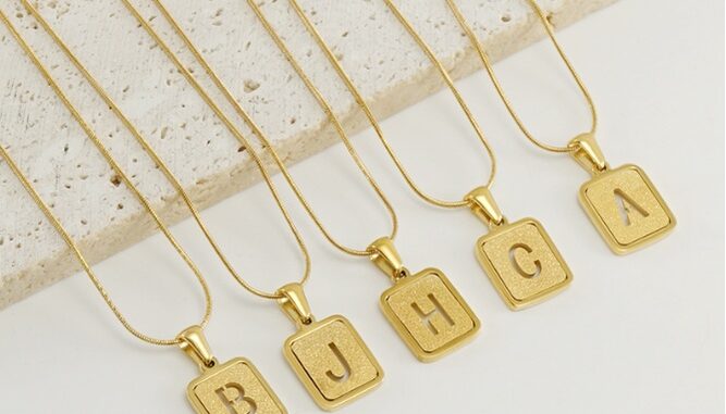 ⭐Y.H⭐ ทรายสีทอง 18K กลวง ประดับจี้รูปตัวอักษร สีทอง สําหรับผู้หญิง สร้อยคอ สเตนเลส ⭐Y.H⭐ ทรายสีทอง 18K กลวง ประดับจี้รูปตัวอักษร สีทอง สําหรับผู้หญิง สร้อยคอ สเตนเลส