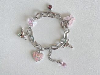 สร้อยข้อมืโทนสีชมพูลายผีเสื้อสีรุ้ง (พร้อมส่ง)
