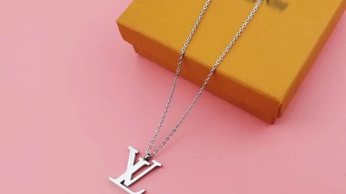 Lv วินเทจ โลหะ บุคลิกภาพ สร้อยคอแฟชั่น วินเทจ หวาน ตัวอักษร สร้อยคอ บุคลิกภาพ ผู้หญิง จี้ สร้อยคอ
