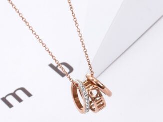 Han Fan Time สร้อยคอโซ่ไทเทเนียม ชุบทอง 18K จี้ตัวอักษรโรมัน สามวงแหวน ประดับเพชรเทียม ของขวัญวันเกิด สําหรับเด็กผู้หญิง
