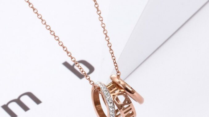 Han Fan Time สร้อยคอโซ่ไทเทเนียม ชุบทอง 18K จี้ตัวอักษรโรมัน สามวงแหวน ประดับเพชรเทียม ของขวัญวันเกิด สําหรับเด็กผู้หญิง Han Fan Time สร้อยคอโซ่ไทเทเนียม ชุบทอง 18K จี้ตัวอักษรโรมัน สามวงแหวน ประดับเพชรเทียม ของขวัญวันเกิด สําหรับเด็กผู้หญิง