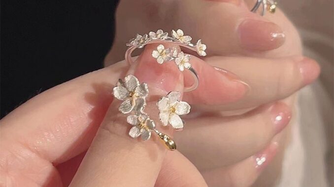 แหวนหมั้น แบบเปิด ลายดอกไม้ เรียบง่าย สีเงิน ปรับได้ เครื่องประดับ สําหรับผู้หญิง