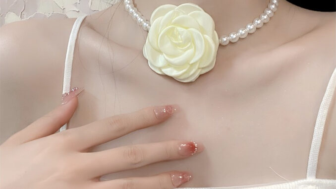 สร้อยคอโซ่ จี้ดอกไม้ ประดับไข่มุก หรูหรา แฟชั่นสไตล์เกาหลีใต้ สําหรับผู้หญิง