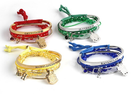 พร้อมส่ง สร้อยข้อมือ 5 ชิ้น จากบ้านทั้ง 4 จากหนัง แฮร์รี่ พอตเตอร์ Harry Potter หรูหรา ดูดีมีระดับมาก พร้อมส่ง สร้อยข้อมือ 5 ชิ้น จากบ้านทั้ง 4 จากหนัง แฮร์รี่ พอตเตอร์ Harry Potter หรูหรา ดูดีมีระดับมาก