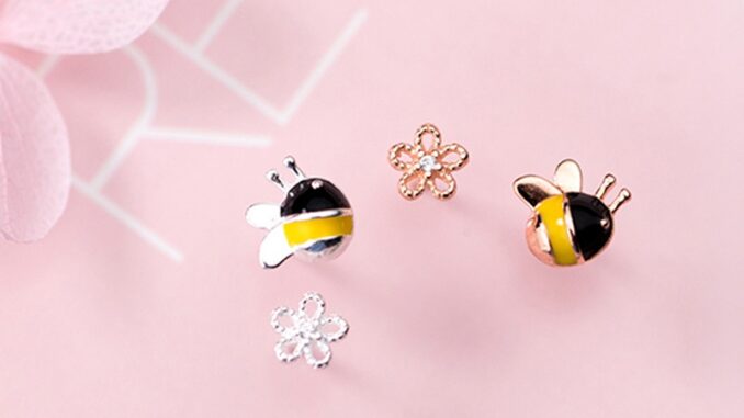 Honey Bee Earrings ต่างหูเงินแท้ S925 Honey Bee Earrings ต่างหูเงินแท้ S925