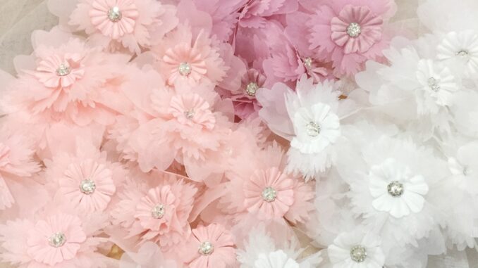 แผ่นแพทช์ ลายดอกไม้ 3D สีขาว สีชมพู กว้าง 8.5 ซม. DIY 5 ชิ้น