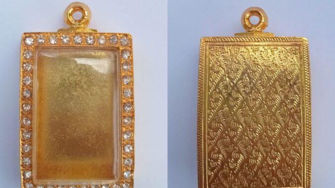 กรอบพระทองปิดหลังล้อมเพชร ใส่พระสมเด็จ | กว้าง2.6*สูง4.0cm(ขนาดจอกระจก)