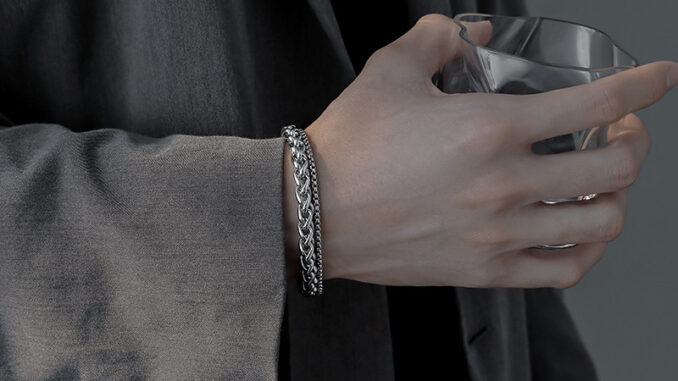 MONIKOสร้อยข้อมือเหล็กไทเทเนียมบุรุษสีเงิน MONIKOสร้อยข้อมือเหล็กไทเทเนียมบุรุษสีเงิน