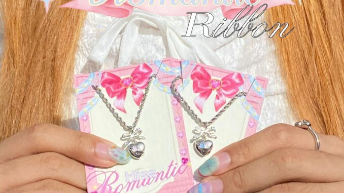 ( ลดเพิ่ม 45.- กรอกโค้ด "ZBDSP") สร้อยคอ Romantic Ribbon Necklace สายสร้อย Twist แบบใหม่ - The Green Box ( ลดเพิ่ม 45.- กรอกโค้ด "ZBDSP") สร้อยคอ Romantic Ribbon Necklace สายสร้อย Twist แบบใหม่ - The Green Box