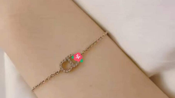 สร้อยข้อมือD  ตัวอักษร ออริ สีทองโบราณ เป็นมิตรต่อผิว ไม่แพ้ไม่ดำ ไม่คัน