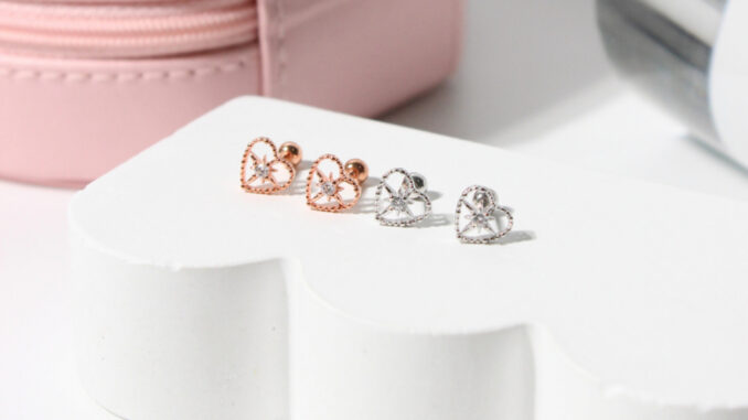 earika.earrings - sparkle heart piercing จิวหูกลมรูปหัวใจ มี 2 สี (ราคาต่อชิ้น) เหมาะสำหรับคนแพ้ง่าย
