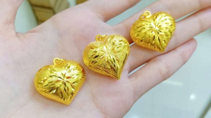 จี้หัวใจใส่กับสร้อยคอและใส่จี้ข้อมือได้อย่างสวย ประจำวัน