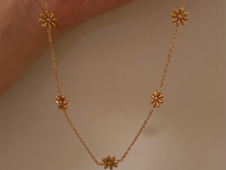 HER OBJECTIVE_HER MILLI DAISIES PENDANT NECKLACE