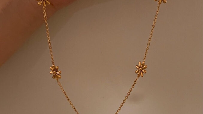 HER OBJECTIVE_HER MILLI DAISIES PENDANT NECKLACE