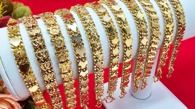 สร้อยข้อมือทองแฟชั่น คละแบบ ความยาว 6.5-7.5 นิ้ว ตะขอตัวเอ็ม งานสวย ใส่แทนของจริง ทำจากทองเหลือง ชุบทอง พร้อมส่ง สร้อยข้อมือทองแฟชั่น คละแบบ ความยาว 6.5-7.5 นิ้ว ตะขอตัวเอ็ม งานสวย ใส่แทนของจริง ทำจากทองเหลือง ชุบทอง พร้อมส่ง
