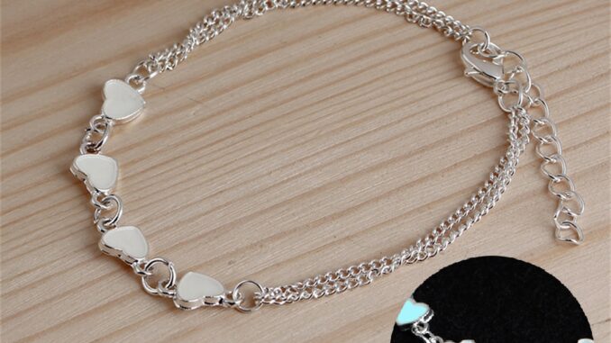 พร้อมส่ง สร้อยข้อมือ จี้รูปหัวใจเรืองแสงในที่มืด เครื่องประดับแฟชั่น สําหรับผู้หญิง 2023
