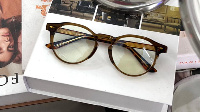 A5290[E2]แว่นตากรองแสงสีฟ้า ออกแดดเปลี่ยนสี [ออโต้เลนส์] ทรงหยดน้ำ ลูกค้าสามารถนำกรอบรุ่นนี้ เปลี่ยนเลนส์สายตาได้