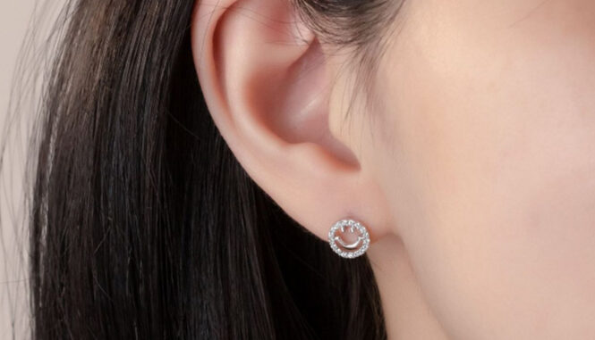 โค้ด ZQB33 ลด75.- [ราคาต่อคู่] Suwann.na ต่างหู ต่างหูเงินแท้ หน้ายิ้มเพชร สีเงิน