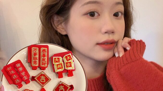 กิ๊บติดผม รูปตัวอักษรจีนน่ารัก สีแดง แบบสร้างสรรค์ สําหรับหน้าผาก วันปีใหม่ กิ๊บติดผม รูปตัวอักษรจีนน่ารัก สีแดง แบบสร้างสรรค์ สําหรับหน้าผาก วันปีใหม่