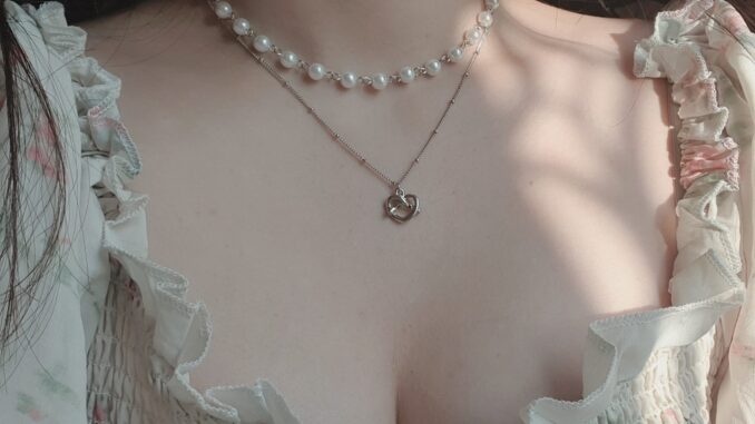 ♥ เครื่องประดับ รูปแอมเมลบี้ สไตล์เกาหลี ♥ Pretzel สร้อยคอโชคเกอร์ ประดับมุก สีเงิน (สร้อยคอ Momoland Jooe)