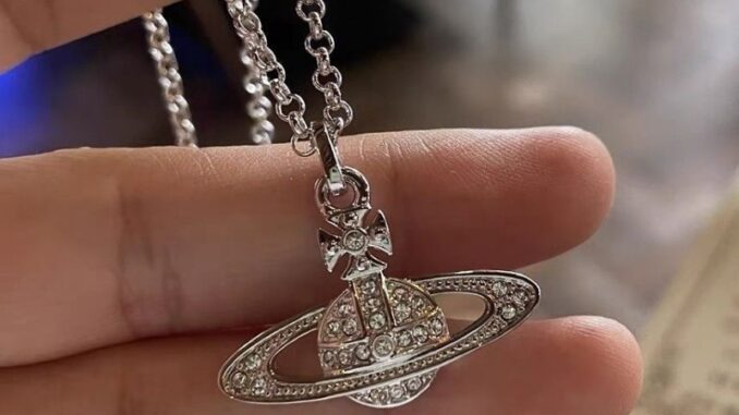 Vivienne Westwood สร้อยคอโซ่ จี้ดาวเสาร์ ดาวเคราะห์ คลาสสิก วางซ้อนกันได้ สําหรับผู้หญิง