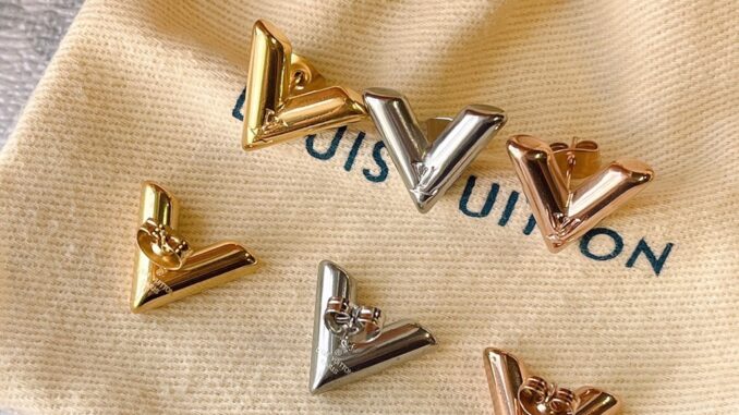 LOUIS VUITTON ต่างหูสตั๊ด เหล็กไทเทเนียม รูปโลโก้ตัวอักษร LV เครื่องประดับแฟชั่น สําหรับผู้หญิง LOUIS VUITTON ต่างหูสตั๊ด เหล็กไทเทเนียม รูปโลโก้ตัวอักษร LV เครื่องประดับแฟชั่น สําหรับผู้หญิง