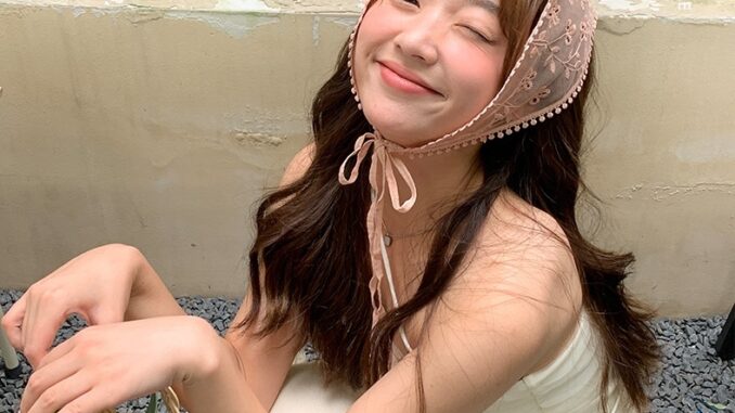 Floral lace headscarf ผ้าโพกผมสามเหลี่ยมลูกไม้ Floral lace headscarf ผ้าโพกผมสามเหลี่ยมลูกไม้