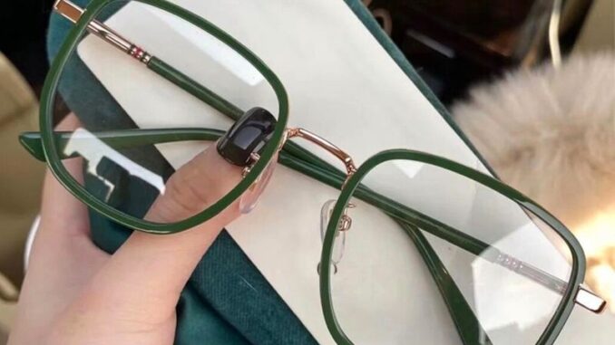 【พร้อมสต็อก】แว่นกรองแสง แว่นตาสายตาสั้น 0°-600° ป้องกันรังสี กรอบเหลี่ยม แฟชั่นสำหรับผู้ชาย และผู้หญิง เลนส์ถอดได้ 040
