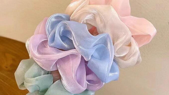ยางรัดผม ลายดอกไม้ สีขาว สุ่มสี 1 ชิ้น ยางรัดผม ลายดอกไม้ สีขาว สุ่มสี 1 ชิ้น