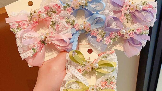 ชุดกิ๊บติดผม ผ้าตาข่าย ปักลูกไม้ ประดับโบว์ และริบบิ้น ลายดอกไม้ จํานวน 2 ชิ้น