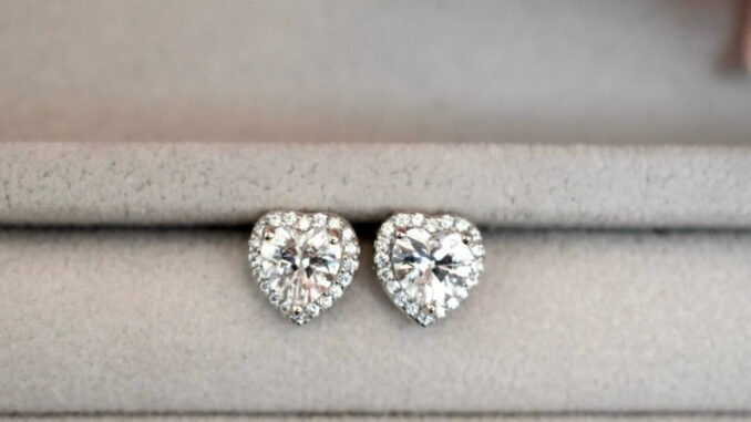 ต่างหูเงินแท้ 925 ชุบเคลือบทองคำขาว ประดับเพชร CZ Swissdiamond [   -     ]