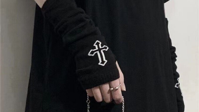พร้อมส่งจากไทย ถุงมือยาว เปิดนิ้วมือ 1 คู่  ลายกางเขน นินจา ไขว้กัน สไตล์พังก์ โกธิค โกธิค ให้ความอบอุ่น สีดํา