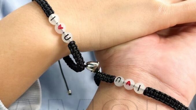 สร้อยข้อมือ เชือกถักแฮนด์เมด ประดับลูกปัดแม่เหล็ก รูปตัวอักษร I LOVE U เรืองแสง ปรับได้ โรแมนติก ของขวัญสําหรับวัยรุ่น ผู้หญิง คู่รัก แฟนสาว 1 คู่