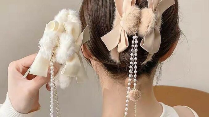 Lovito คลิปหนีบผมผู้หญิง ขนนิ่ม แต่งโบว์ ไข่มุก แบถดออกได้ หรูหรา LFA06176 (สีกากี / สีออฟไวท์)