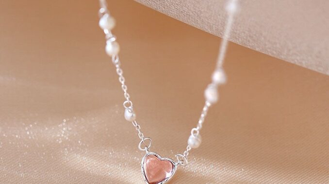 Lovito สร้อยคอมุก แต่งจี้หัวใจ สำหรับผู้หญิง LFA06129 (สีเงิน)