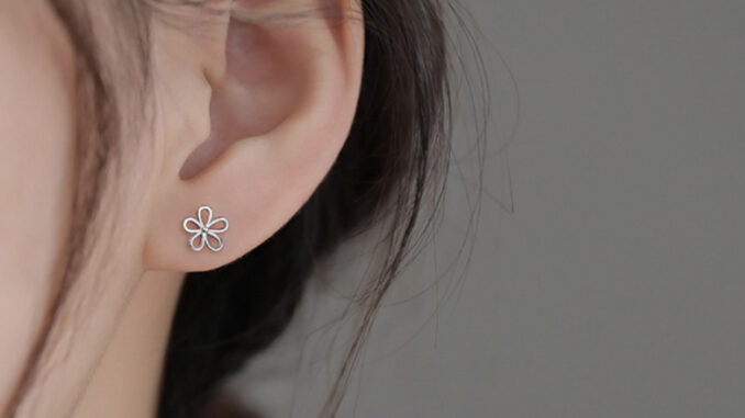 225-littlegirl gifts- silver flower stud earrings