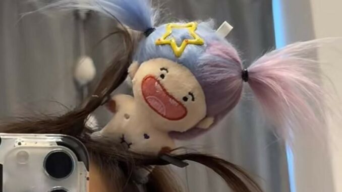 ใหม่ ตลก น่าเกลียด ตุ๊กตาการ์ตูนน่ารัก ล้างหน้า พร้อมห่วงรัดผม สามารถผูกผม หวีถักเปีย สุทธิ สีแดง กิ๊บติดผม เครื่องประดับผม ใหม่ ตลก น่าเกลียด ตุ๊กตาการ์ตูนน่ารัก ล้างหน้า พร้อมห่วงรัดผม สามารถผูกผม หวีถักเปีย สุทธิ สีแดง กิ๊บติดผม เครื่องประดับผม