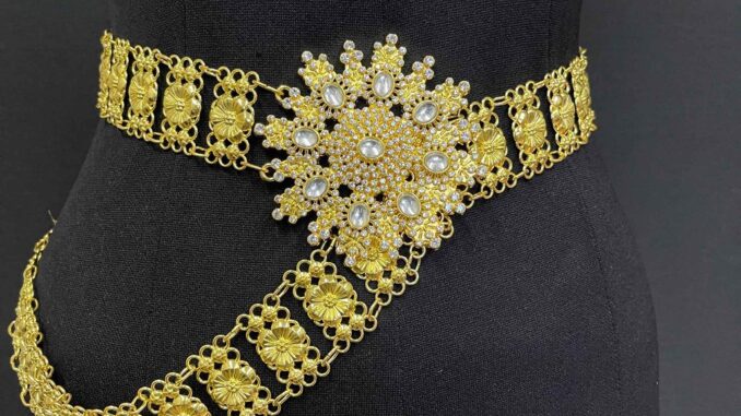 Bเข็มขัดชุดไทยสำหรับผู้หญิง สีทอง และสีเงิน ประดับด้วยพลอย งานฝีมือประณีต Bเข็มขัดชุดไทยสำหรับผู้หญิง สีทอง และสีเงิน ประดับด้วยพลอย งานฝีมือประณีต
