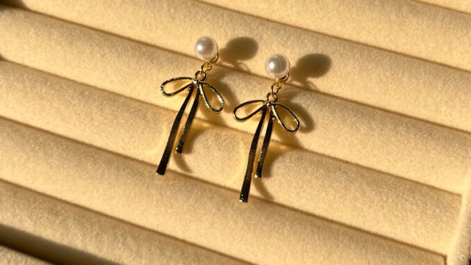 Julie earrings ต่างหูมุกจี้ห้อยโบว์