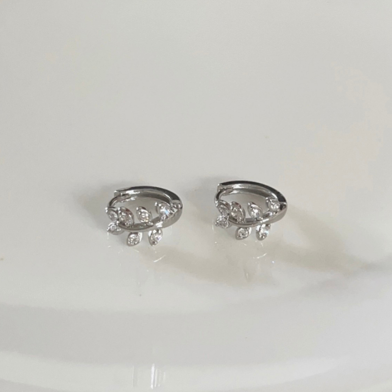 247-Littlegirt gifts-  Leaf clip earring