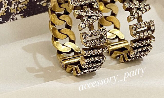 ต่างหูห่วง รุ่นD05 antique งานสวยดูแพงสีคลาสสิคฝังเพชรตามตัวอักษรค่ะ  ขนาดเส้นผ่านศูนย์กลางห่วง2.5cm ค่ะ