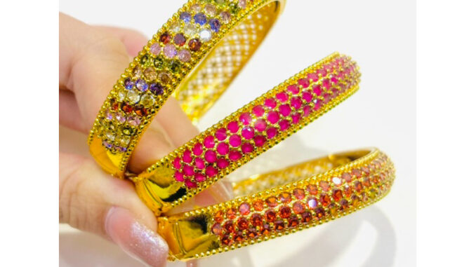 กำไลข้อมือนพเก้าพลอยเรียงสามแถวฝังเพชร งานละเอียดทุกจุด เหมือนแท้