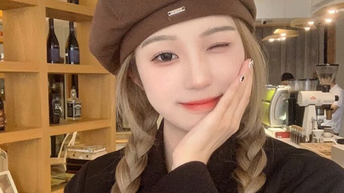 SPLENDID หมวกเบเร่ต์ Beret ผ้าสังเคราะห์นุ่ม เข็มกลัดหัวใจ CAP SPLENDID หมวกเบเร่ต์ Beret ผ้าสังเคราะห์นุ่ม เข็มกลัดหัวใจ CAP