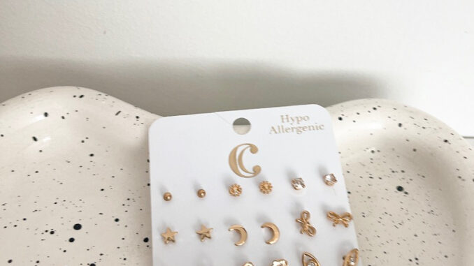 **พร้อมส่งจากร้านในไทย** C hypo Allergenic เซตสีทองแบบติดหูน่ารักๆ มินิมอล 9 คู่สุดคุ้ม Price : 50 Baht / piece **พร้อมส่งจากร้านในไทย** C hypo Allergenic เซตสีทองแบบติดหูน่ารักๆ มินิมอล 9 คู่สุดคุ้ม Price : 50 Baht / piece