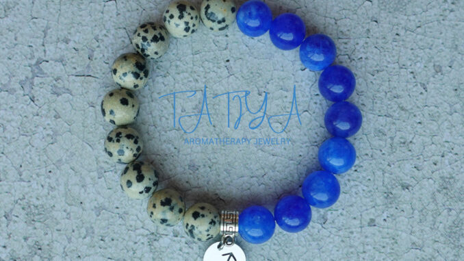 กำไลหินมงคลเสริมดวงราศีธนู ทำจากหิน Blue Topaz X Dalmatian Jasper แท้ 100% ขนาด 10 มิล สวมได้ทั้งชายและหญิง กำไลหินมงคลเสริมดวงราศีธนู ทำจากหิน Blue Topaz X Dalmatian Jasper แท้ 100% ขนาด 10 มิล สวมได้ทั้งชายและหญิง